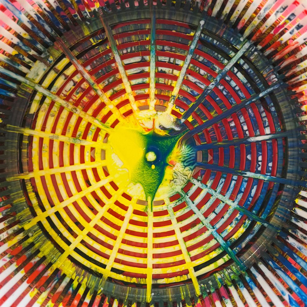 Kreative Utensilien eines Malkurses in der Malschule Wetzlar