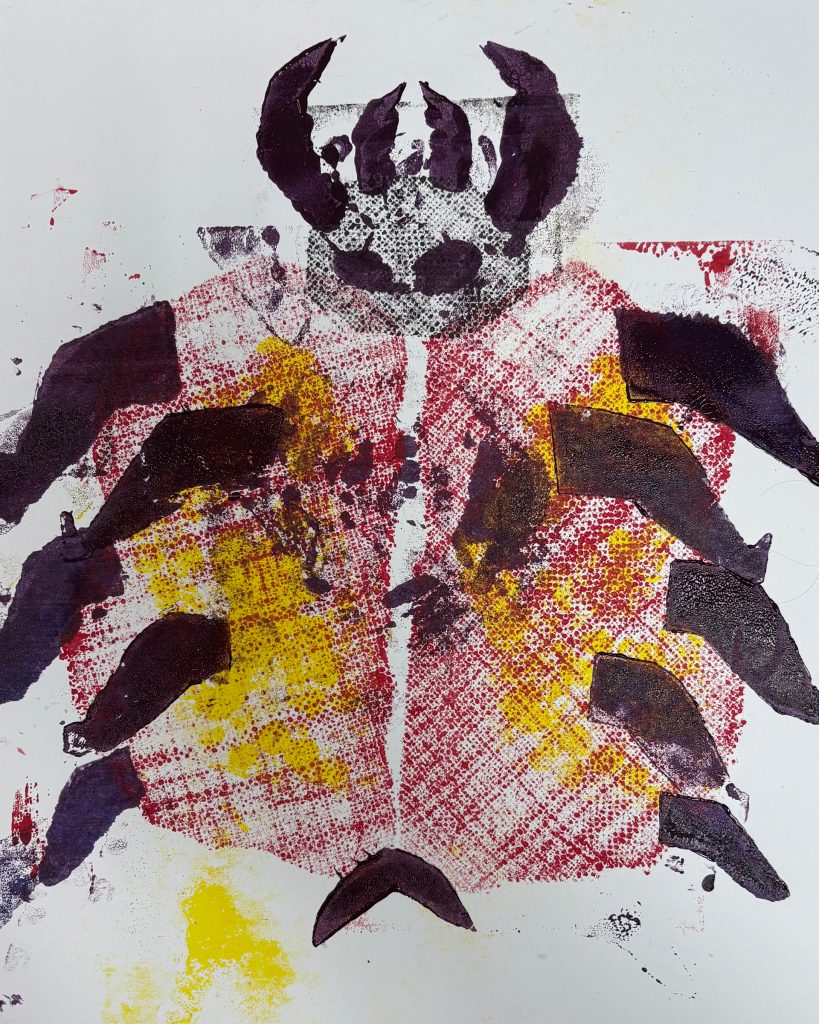 Abstrakter bunter Käfer, der mit verschiedenen Materialien gestempelt wurde.