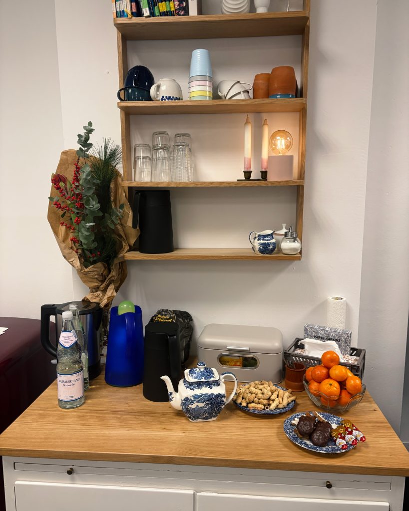 Gemütliche Teeküche mit Platz für Tee, Tassen, Gläser und Snacks für den Workshop.